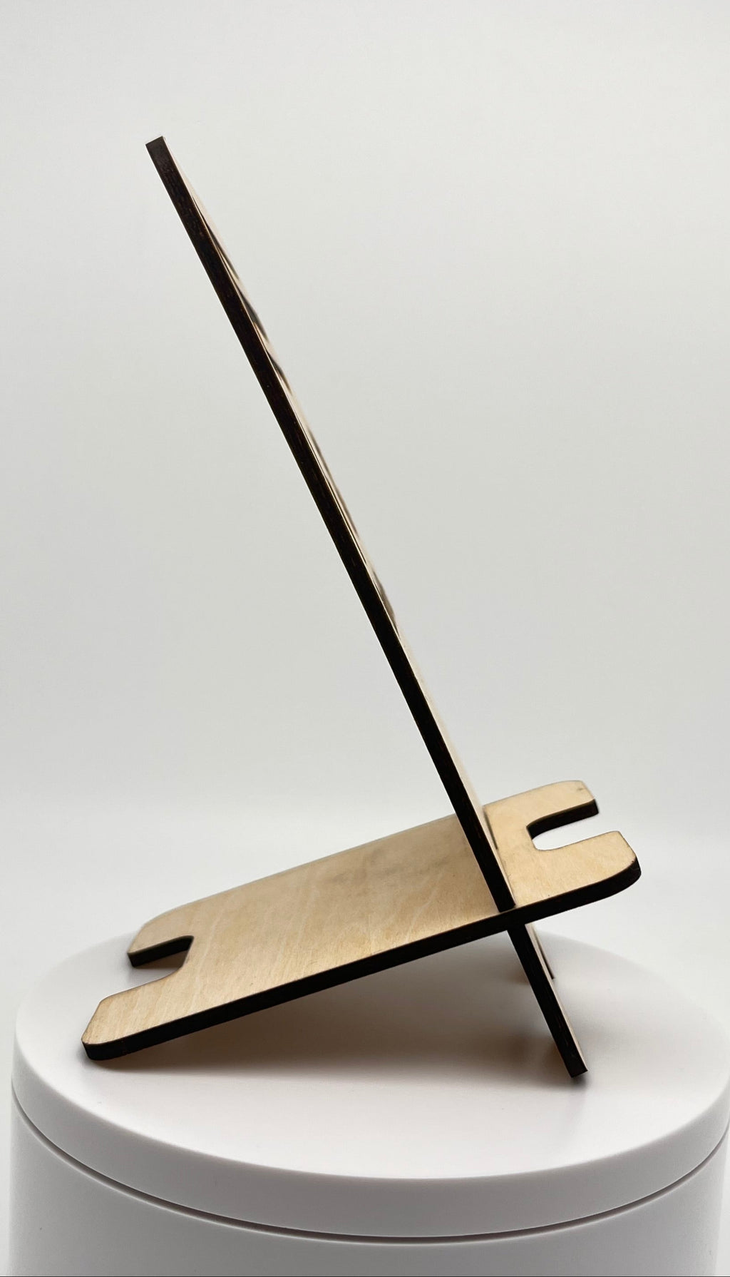 Soporte para teléfono con bandera de madera delgada