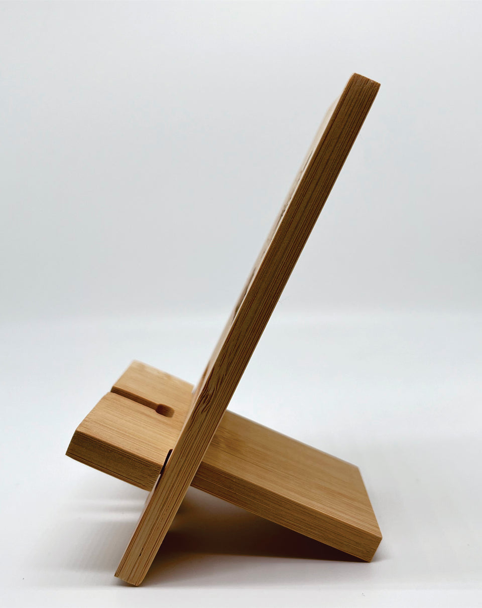 Soporte para teléfono con mapa de madera